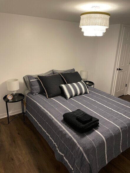 Queen bed with tempurpedic mattress - 49 Riverside Ave