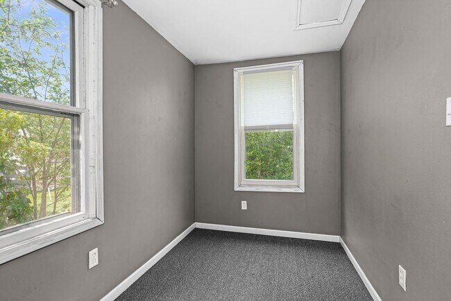 Building Photo - 621 E 10th St