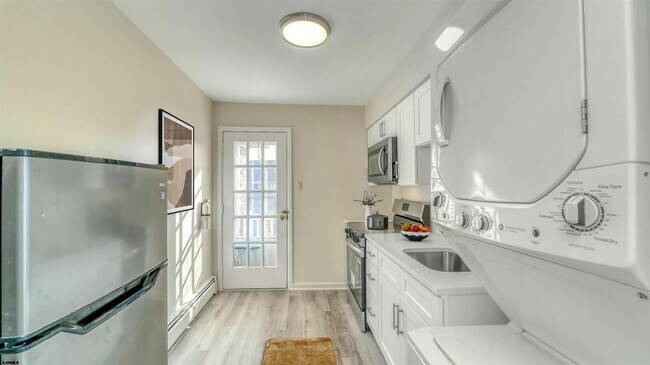 Building Photo - 705 N Dudley Ave