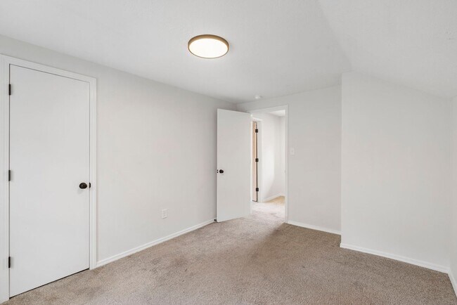 Building Photo - 3 bedroom | 2 bathroom | PETS WELCOME!