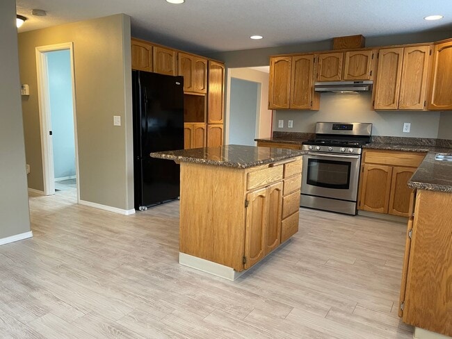 Building Photo - Spacious 5 Bedroom Home! Granite Counters! Pet friendly! Tons of Room for Entertaining!