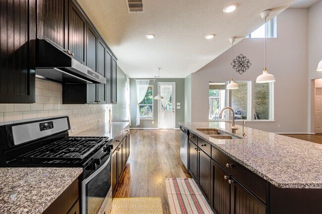 Building Photo - 5918 Rivergrove Bend Dr