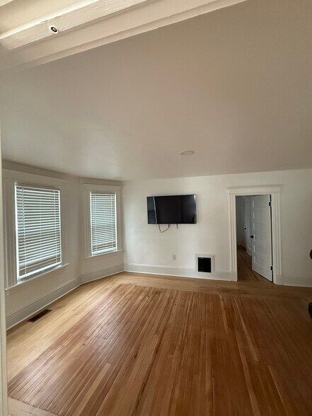 Building Photo - 423 Stanley St