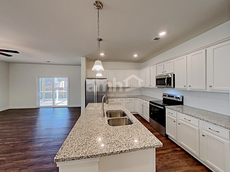 Building Photo - 5225 Valley Dr