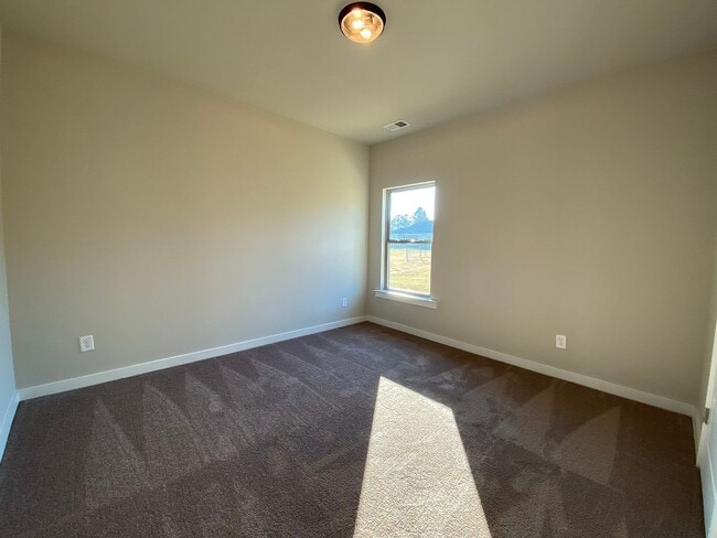 Building Photo - Home for Rent in Weaver AL... Available to View Now!!!