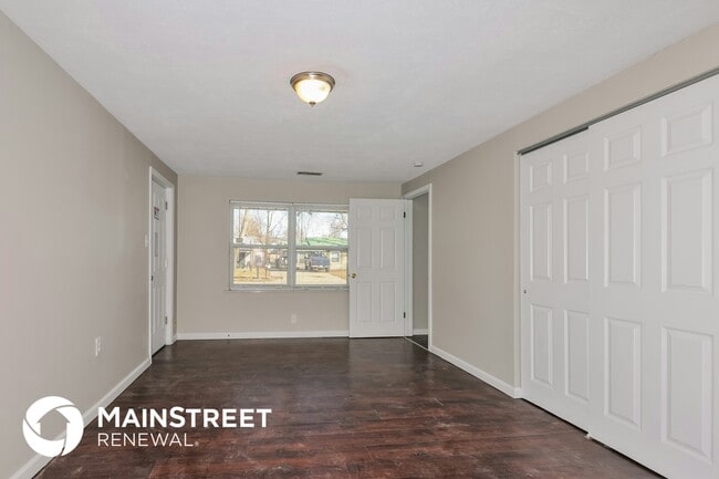 Building Photo - 11 Jamestown Dr