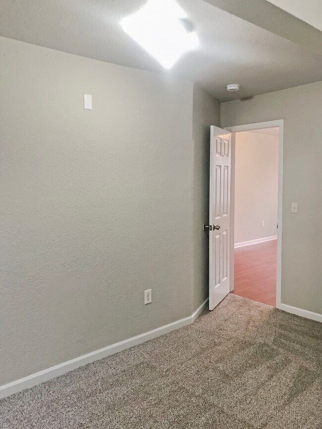 Building Photo - 824 S L St