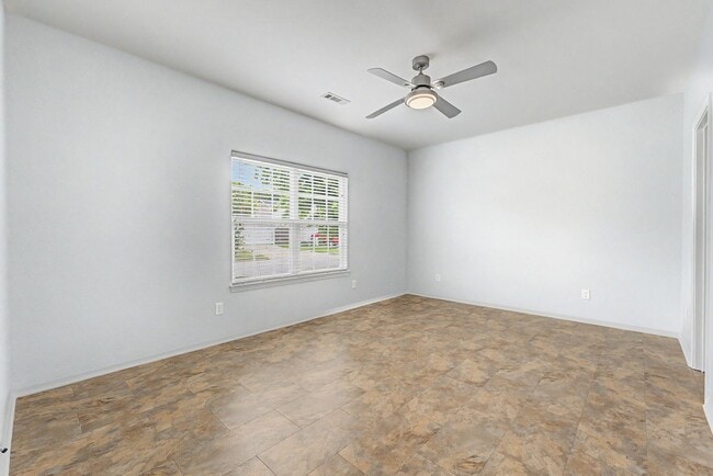 Building Photo - Beautiful 3 Bedroom Home with Hardwood, Tile & Spacious Kitchen