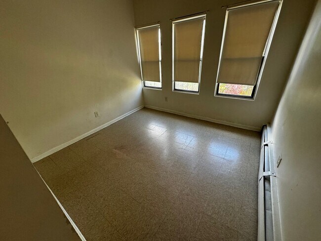 Building Photo - 4 Bedrooms 2 Bath Apartment with Heat and ...