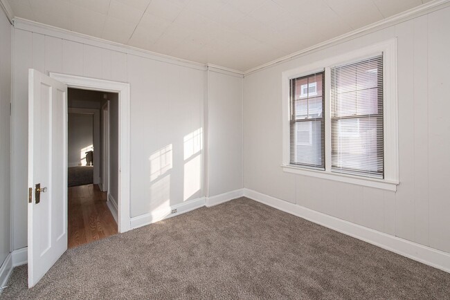 Building Photo - Beautifully updated Tudor style duplex. Upper unit. Large rooms. 2 balconies, private entry. Fenc...