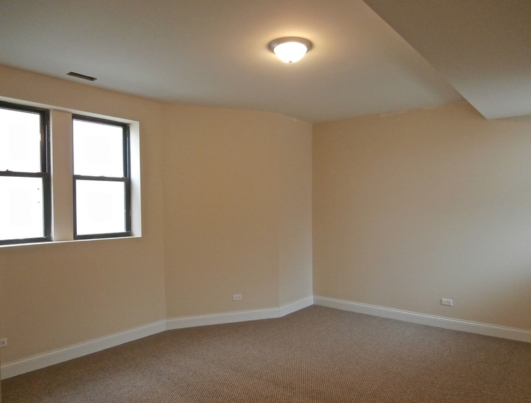 Building Photo - 2807 W Lawrence Ave