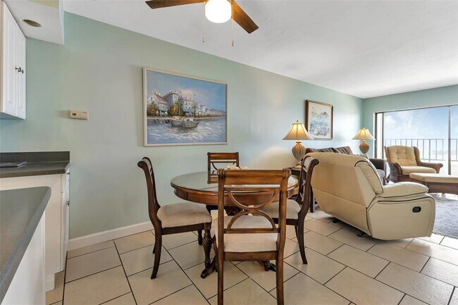 Building Photo - 1500 Park Beach Cir