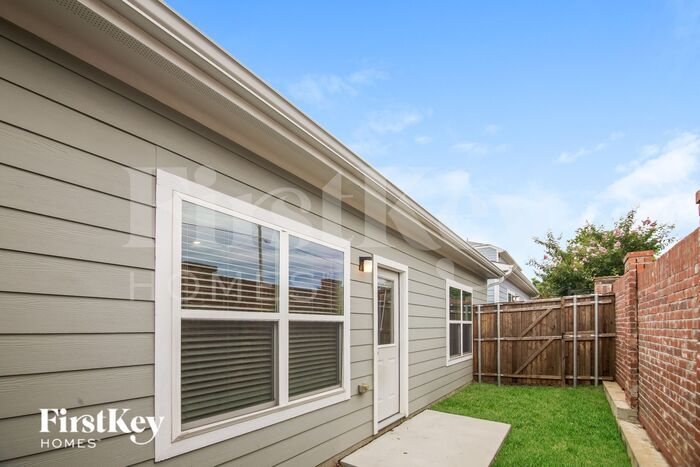 Building Photo - 605 Ava Trl