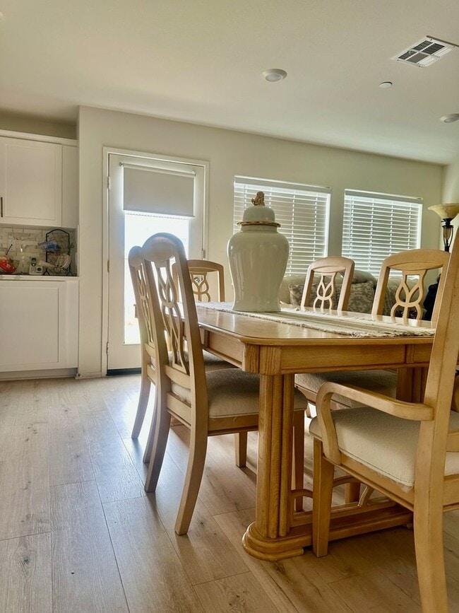 Building Photo - Comfortable Living in a Quiet Neighborhood...