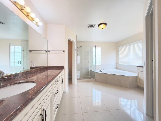 Building Photo - Great location house in Green Valley