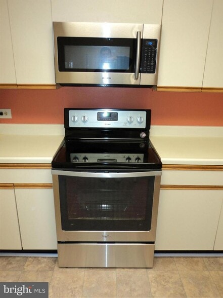 Electric stove and oven - 5505 Seminary Rd