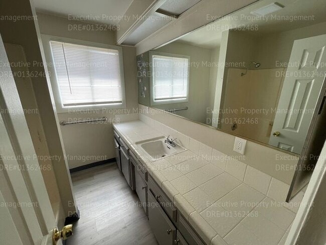 Building Photo - 3 bedroom/ 1 bathroom house located near Airport Dr/ Norris Rd