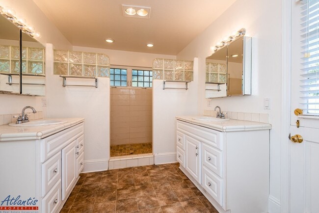Building Photo - Beautiful & Spacious Corralitos Home