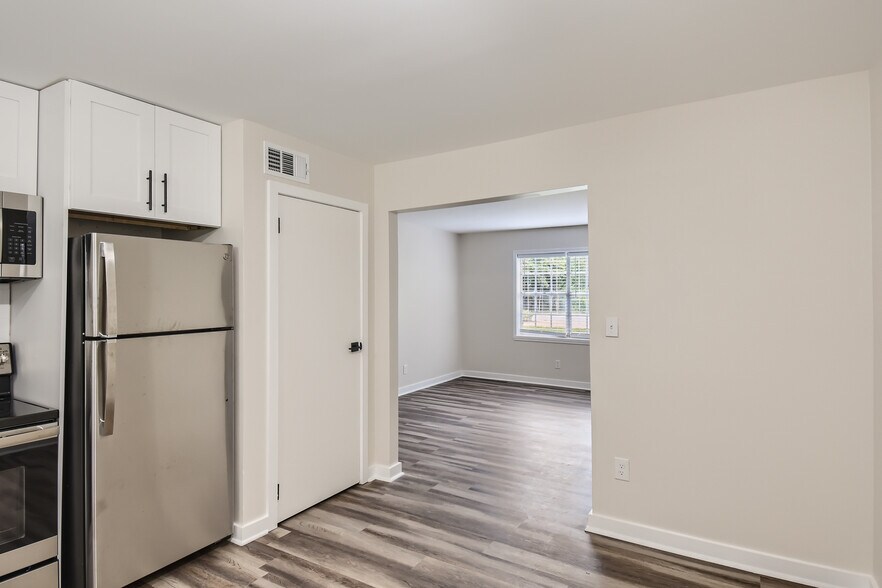 Building Photo - Room in Apartment on Cleveland St