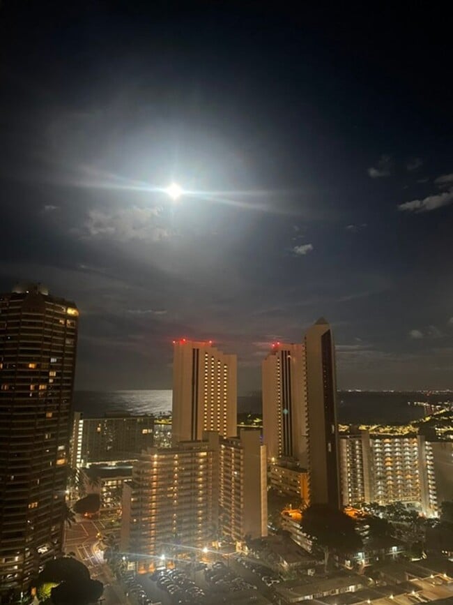 Building Photo - Luxury Waikiki Living with Panoramic Ocean & Sunset Views