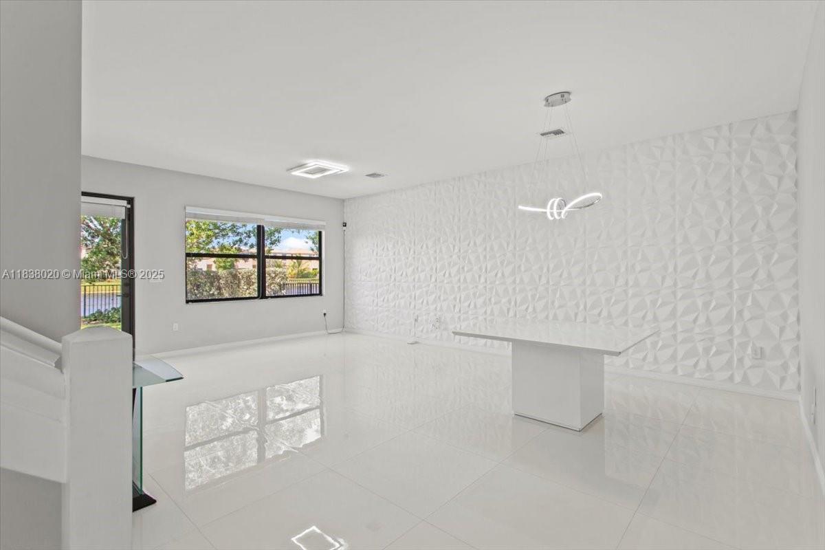 Building Photo - 635 NE 191st Ter