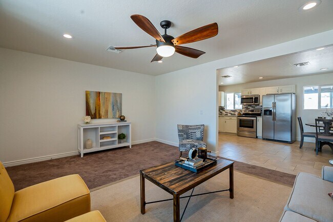 Building Photo - Scottsdale Home that has everything you need!