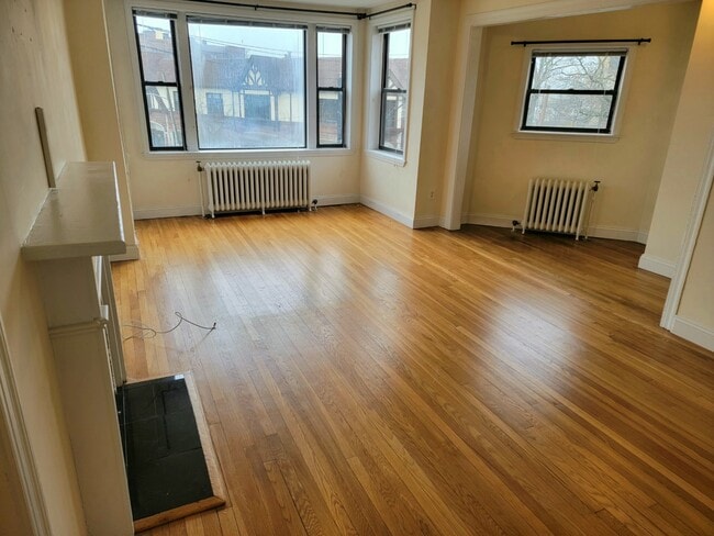 Building Photo - 235 Larchmont Ave