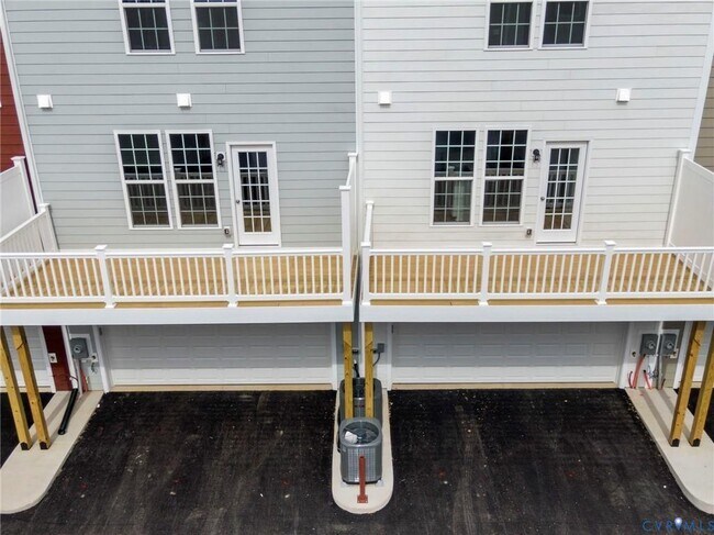 Building Photo - 13800 Village View Dr