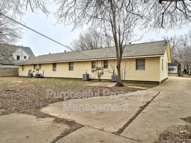 Building Photo - 516 N Ponca Ave