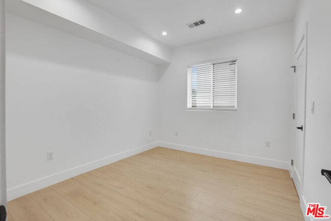 Building Photo - 438 E 28th St