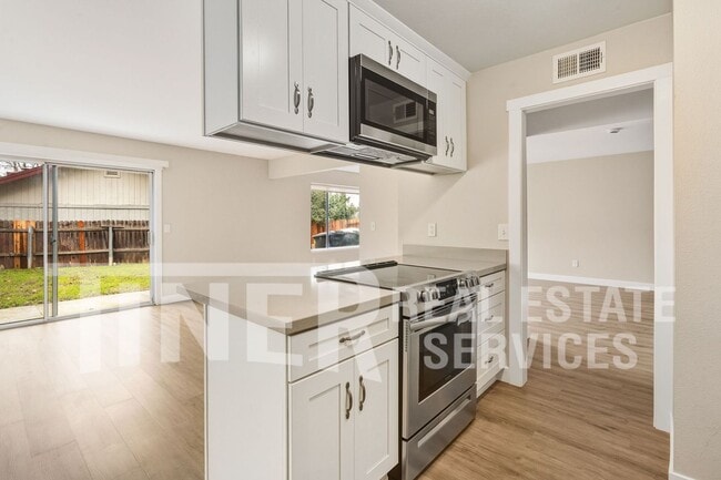 Building Photo - 6355 Villa Dr