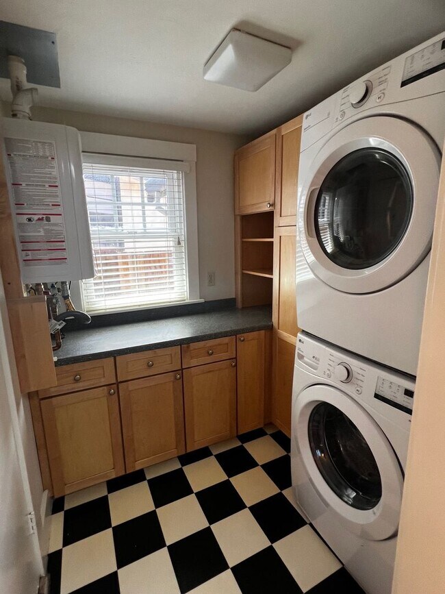 Building Photo - 2 Bedroom / 1 Bathroom Single Family Home ...