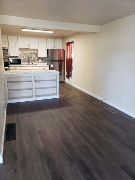 Building Photo - 618 11th St W