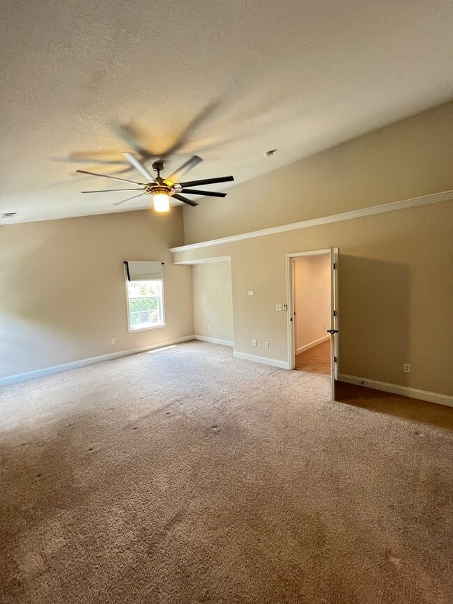 Building Photo - Stunning 3 Bed 3 Bath Home