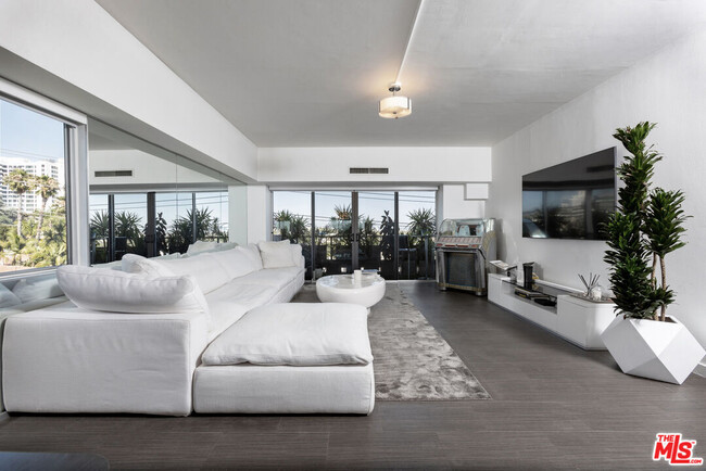 Spacious Floor Plans & High Ceilings - 1155 N La Cienega Blvd