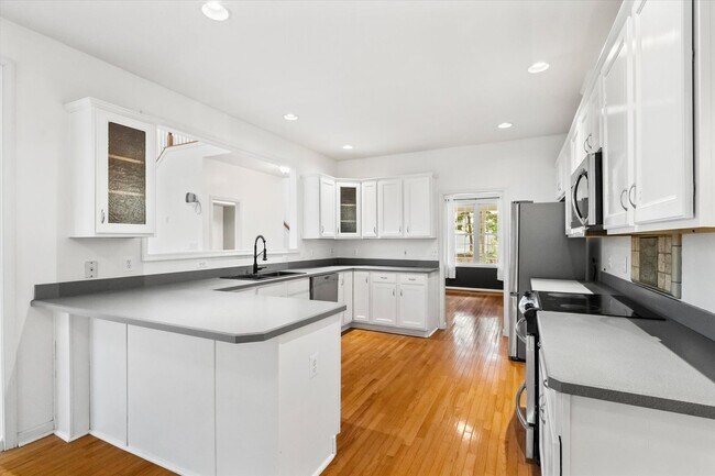 Building Photo - 4107 Lakeview Pkwy