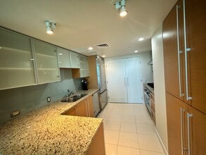 Building Photo - Spacious 2-bedroom, 2-bath with a View in Kakaako!