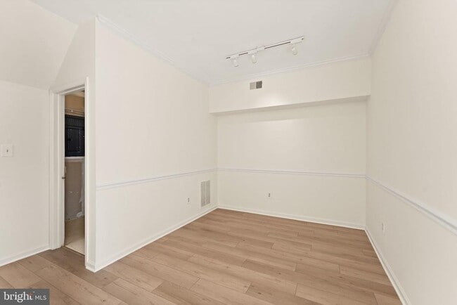 Building Photo - 44210 Shady Glen Terrace