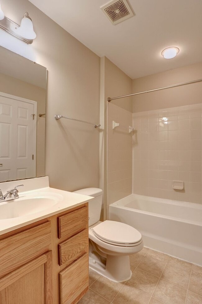 Building Photo - 3BR, 3BA, 1-Car Garage Townhome in Howard Square