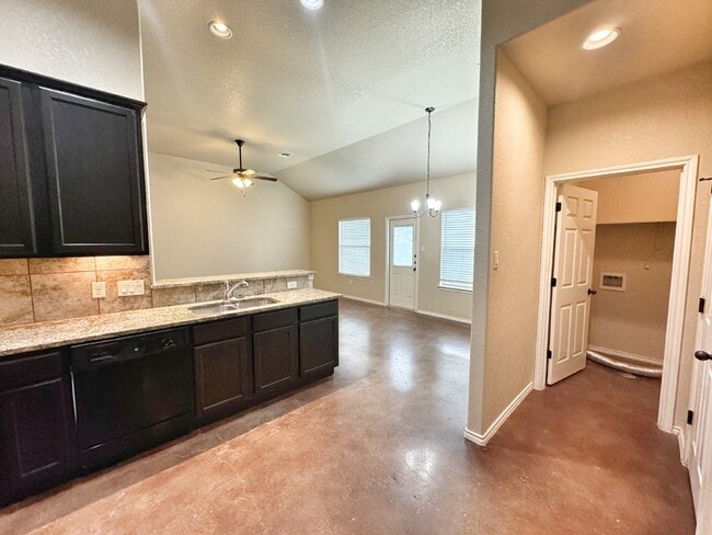 Building Photo - Spacious 3 Bed, 2 Bath Duplex for Lease in...