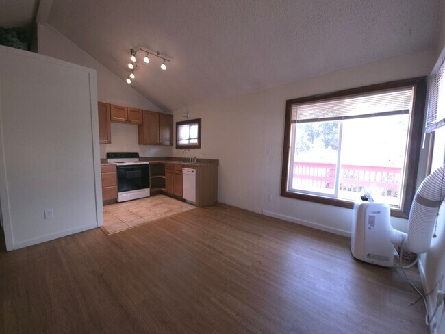 Building Photo - 943 Broadway