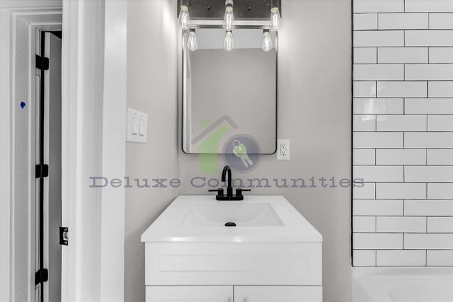 Building Photo - 724-724 Adams St SE