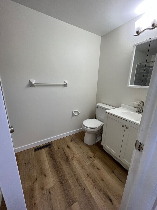 Building Photo - 2 Bedroom 1.5 Bathroom in West Columbus
