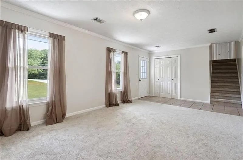 Building Photo - Room in House on Brooks Dr