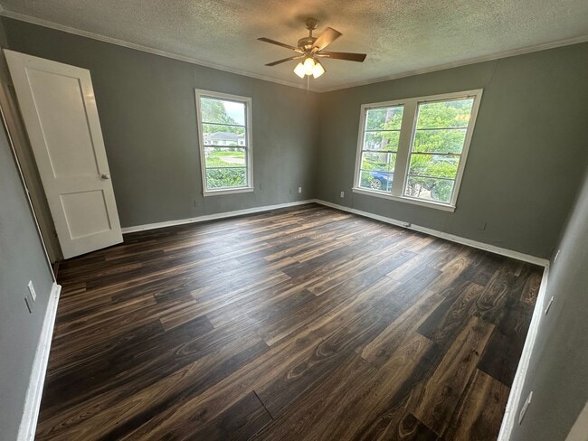 Building Photo - Gorgeous 3 bedroom Home In