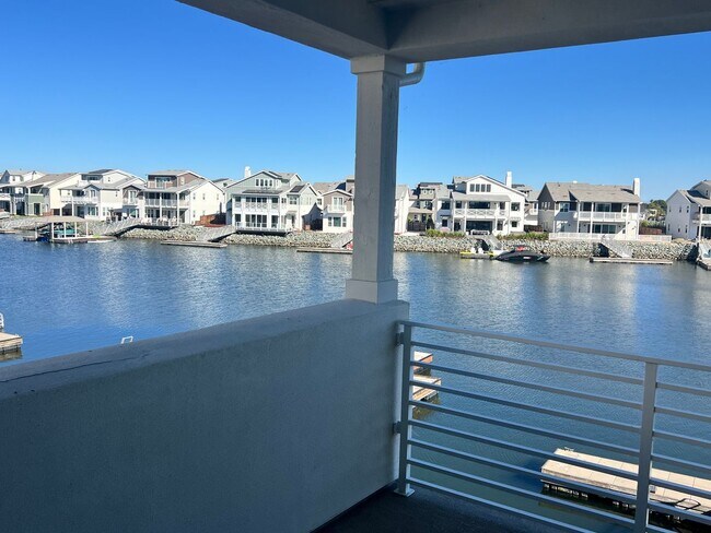 Building Photo - Waterfront Beauty