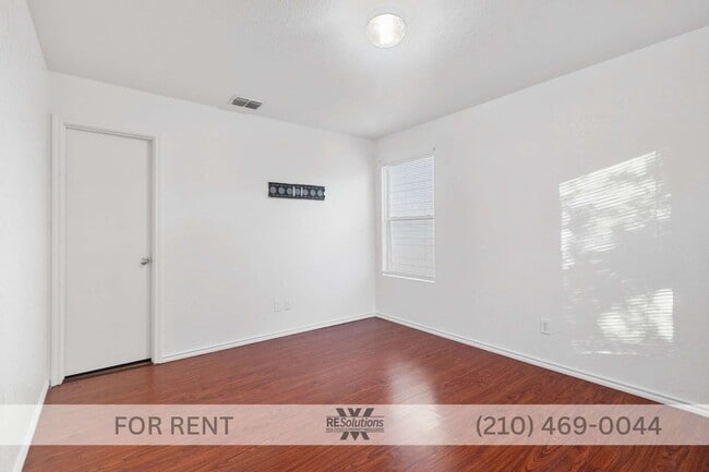 Building Photo - 203 Shadbush St