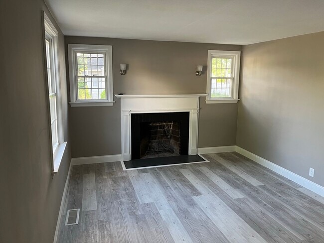 Building Photo - Fully Remodeled Cape Style Home in Manchester, CT