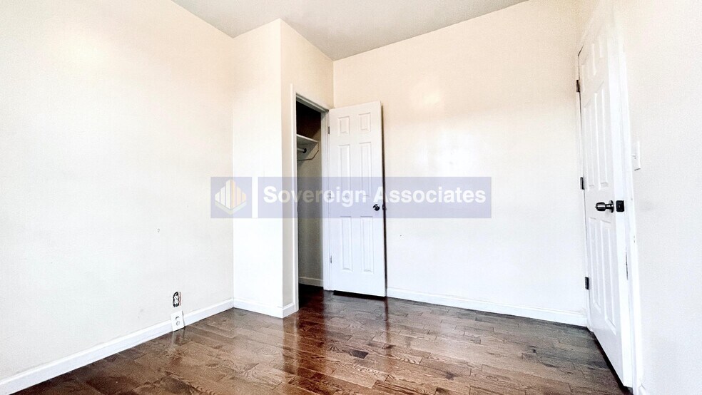 Building Photo - 530 Isham St