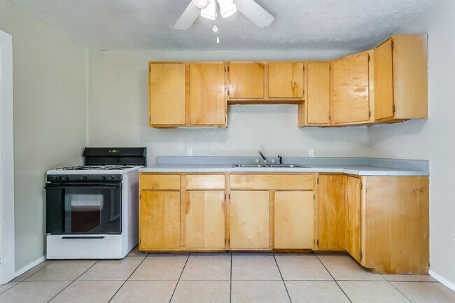 Building Photo - Ready for New Tenants- 2 bedroom 1 bath with an Additional Flex Room  Minutes from TCU- 76109
